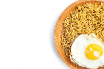 instant noodles served with a sunny-side-up fried egg on a wooden plate, showcasing a simple and appetizing meal