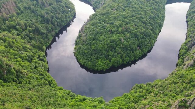 Drone shot from Viewpoint M&aacute;j, iconic river bend surrounded by lush green forest