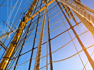 Obraz premium Ropes stretched across the masts of an old ship
