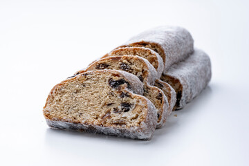 白い背景に置かれたスライスシュトレン