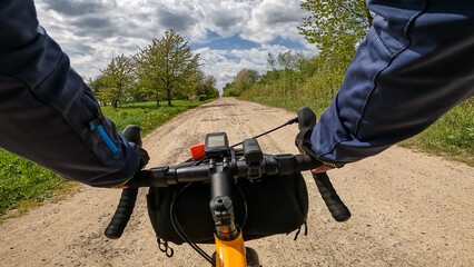 Obraz premium Gravel bicycle in the city park on the spring season