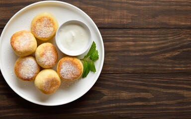 Cheesecakes from cottage cheese (syrniki or curd fritters)