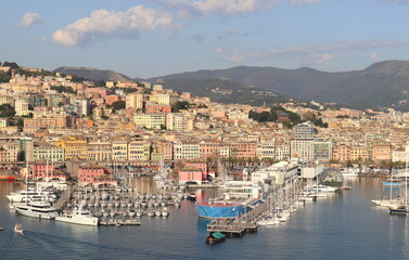 panorama sur le port et la ville de Gênes en Italie