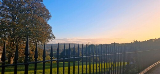 Obraz premium sunset over the fence