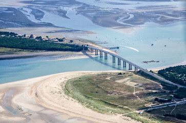 Obraz premium Vue aérienne du pont pour aller sur l'Ile de Noirmoutier
