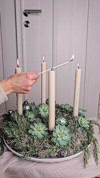 Adventskranz Kerzen anz&uuml;nden, moderner Kranz im Advent mit Kerzen, Adventskerzen anz&uuml;nden, Dekoration Weihnachten

