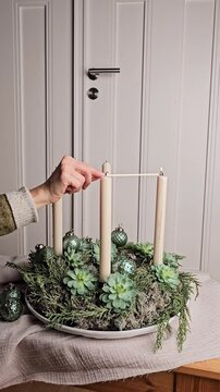 Adventskranz Kerzen anz&uuml;nden, moderner Kranz im Advent mit Kerzen, Adventskerzen anz&uuml;nden, Dekoration Weihnachten
