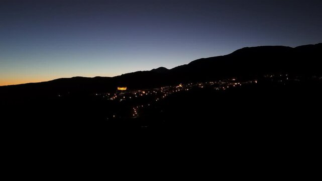 Pueblo desde drone, noche