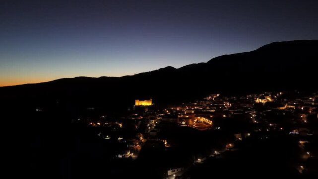 Pueblo desde drone, noche