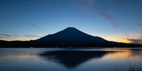 Obraz premium Fuji mountain with lake kawaguchi landscape view from Oishi park in winter at dawn. Kawaguchiko, Yamanashi, Japan