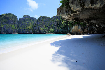 Obraz premium The cliff juts out into Maya Bay.