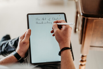 Business Mann schreibt auf Ipad