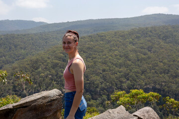 Naklejka premium beauty, friendly, happy, earthy, smile, imperfect, casual, natural connection, honest, sunny, vibrant, natural, natural light, real, greenery, background, charming, tranquility, outdoorsy, stone steps