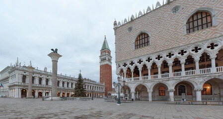 Fototapeta premium Panoramic View of St. Mark's Square in Venice decorated for Christmas.