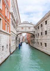 Obraz premium Bridge of Sighs in Venice with a Canal View