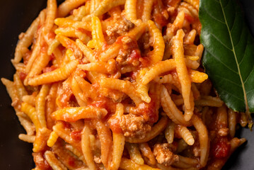 Malloreddus con sugo di manzo, pasta sarda, cibo italiano 