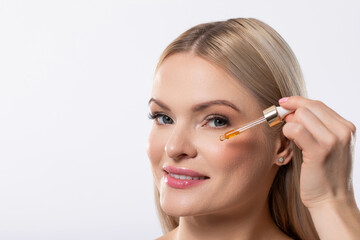 Fototapeta premium How to Apply Glow Enhancing Skin Serum for a Radiant and Flawless Look to Your Skin