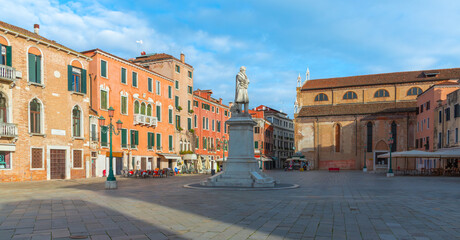 Obraz premium Statue and traditional architecture in a quiet Venetian square, Venice, Italy.