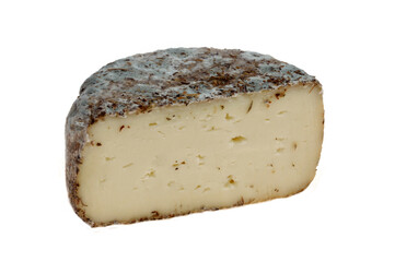 Morceau de fromage français Fleur du Maquis en gros plan sur fond blanc