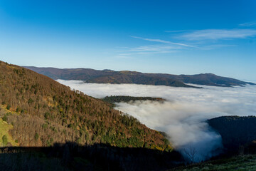 Nuages endormis sur de belles collines en automne à Drumont en Alsace