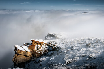 The sea of ​​clouds over the mountain