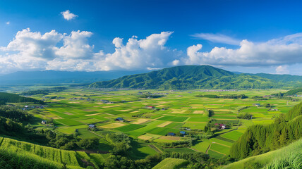 青空に広がる夏の牧草地、日本の農村地帯の壮大な風景