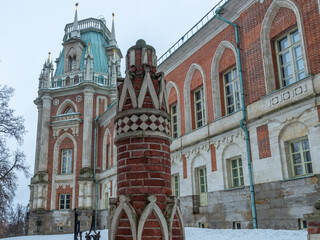 Obraz premium Tsaritsyno is a palace and park ensemble in the south of Moscow, founded by order of Empress Catherine II in 1776. An ancient palace in the winter cold. New Year's holidays in Tsaritsyno.