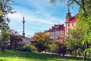 Obraz premium Picturesque and historic charm of Warsaw's Old Town, featuring Sigismund's Column, Royal Castle, and colorful Old Town's buildings