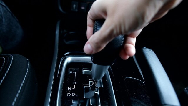 Operating gearshift lever of automobile gearbox