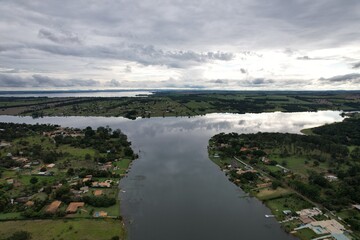 Obraz premium Um fim de tarde nublado na represa de Jurumirim, em Avaré, estado de São Paulo, Brasil, em uma vista aérea obtida com drone. 