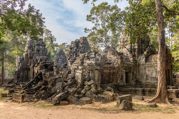Obraz premium Ancient hindu Ta Som khmer ruined temple entrance hidden in jungles, Angkor Archaeological Park, Siem Reap, Cambodia