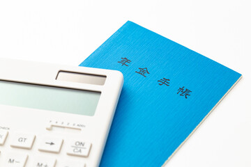 白背景に電卓と年金手帳