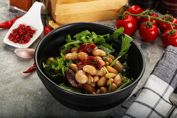 White canned beans with arugula and dry tomatoes