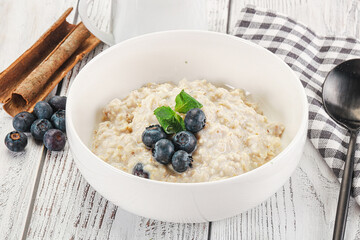 Oats porridge with blueberry