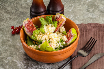 Salad with fig and sheep cheese