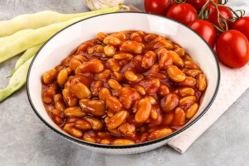 White baked bean in tomato sauce