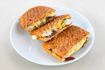 Turkish karisik atom kare  tost ( kasarli bazlama tost) . Sucuklu, Kasarli,  cheddarli, kavurmali...