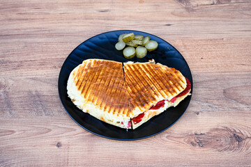 Turkish karisik atom kare  tost ( kasarli bazlama tost) . Sucuklu, Kasarli,  cheddarli, kavurmali...