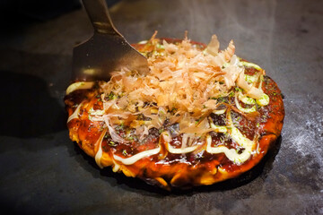 お好み焼きを切る