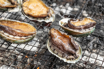 アワビを焼く