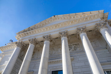 Naklejka premium The Tomb of the Unknown Soldier in Arlington National Cemetery symbolizes sacrifice and honors unidentified American soldiers.