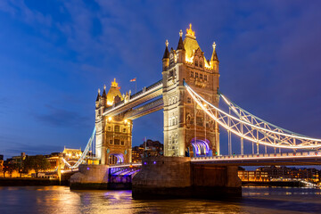 Obraz premium Tower bridge over Thames river at night, London, UK