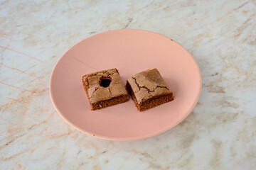 Close-up of homemade mug cakes with protein topping. Tek kisilik, adet yas pasta. Red velvet, Profiterol, meyveli, krokanli, frambuazli,  cikolatali yas pasta. Dogum gunu pastasi. Cilekli, frambuazli.