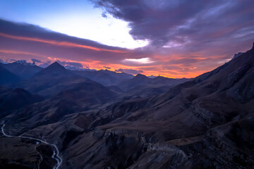 Naklejka premium Beautiful view of the sunset in the mountains