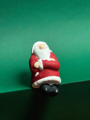 Sitzender Weihnachtsmann lächelt zufrieden