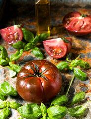 aromatische braune tomate mit Basilikum und olivenöl