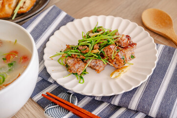 ひき肉と豆苗のオイスターソース炒め