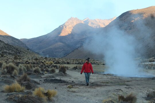 mulehr nos geisers del tatio, deserto do atacama, chile 