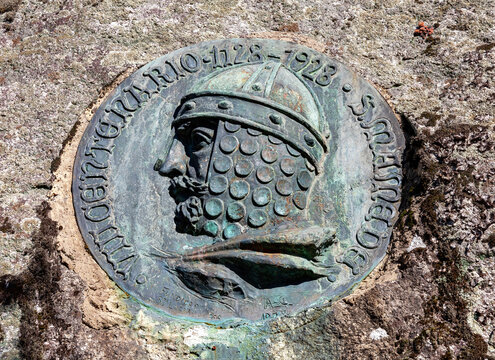 Esfinge do rei Afonso Henriques na muralha do Castelo de Guimar&atilde;es  