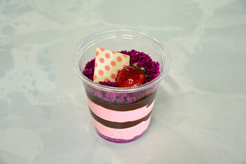 Close-up of homemade mug cakes with protein topping. Tek kisilik, adet yas pasta. Red velvet, Profiterol, meyveli, krokanli, frambuazli,  cikolatali yas pasta. Dogum gunu pastasi. Cilekli, frambuazli.